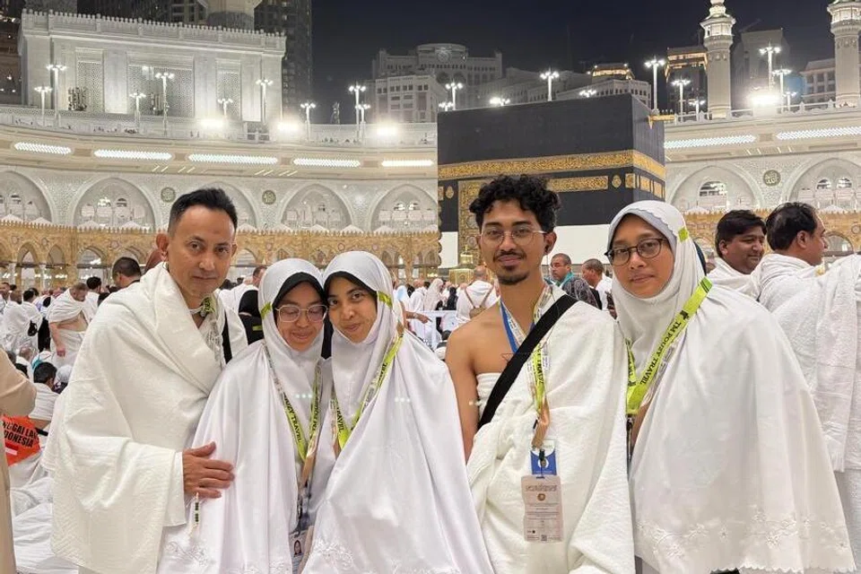 Encik Muhammad Sabar Adam (kiri) berkata umrah pertama untuk ibadah haji  yang dilakukan mereka sekeluarga ialah sesuatu yang beliau tidak dapat lupakan. Beliau bersama (dari kiri) anak-anaknya; Cik Nur Adilah Nasuha Muhamad Sabar; Cik Nur Atikah Amirah Muhamad Sabar; Encik Nur Alif Mirza Muhamad Sabar; dan isterinya, Cik Suriah Abdul Rahman.