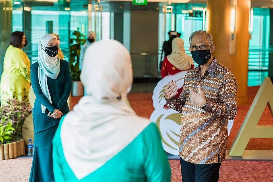 BERINTERAKSI DENGAN FINALIS AGAB 2020: Encik Masagos meluangkan masa sebelum majlis penyampaian Agab 2020 bermula semalam untuk berinteraksi dengan para guru Bahasa Melayu di luar Edutorium di ibu pejabat MOE. - Foto MLLPC