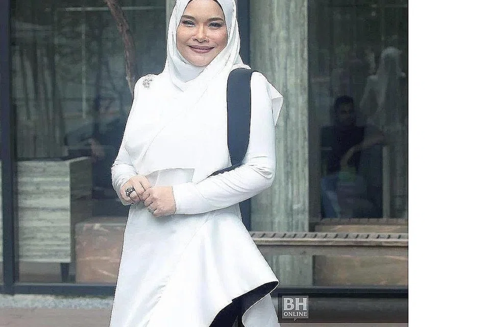 SENTIASA BERSIKAP POSITIF: Nora sentiasa mengingati pesanan arwah suaminya, komposer terkenal Johan Nawawi, supaya sentiasa menanamkan semangat positif dalam dirinya. - Foto NSTP/BHM