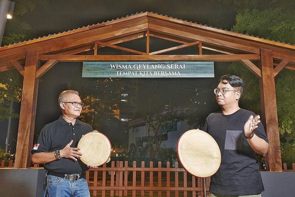 PERJUANGAN SENI: Encik Jamaludin Idris (gambar atas, kiri) dan Encik Muhammad Nazree Nasrul mahu kesenian asli permainan kompang dan hadrah dikekalkan agar seni warisan itu dapat dikongsi dari satu generasi ke generasi lain. - Foto BH oleh DESMOND WEE