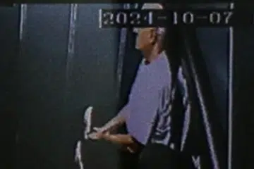 Bekas menteri pengangkutan, S. Iswaran, dibawa keluar dari kawasan Mahkamah Negara dalam van penjara, menuju Penjara Changi, pada 7 Oktober. 