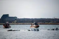 
Sebuah jet penumpang serantau dan helikopter Black Hawk Tentera Amerika bertembung di paras ketinggian antara 91 meter dengan 106 meter di atas Sungai Potomac, berhampiran Lapangan Terbang Nasional Ronald Reagan di Washington, Amerika Syarikat, pada 29 Januari. 