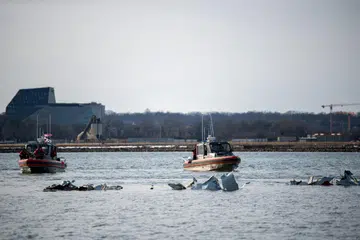 
Sebuah jet penumpang serantau dan helikopter Black Hawk Tentera Amerika bertembung di paras ketinggian antara 91 meter dengan 106 meter di atas Sungai Potomac, berhampiran Lapangan Terbang Nasional Ronald Reagan di Washington, Amerika Syarikat, pada 29 Januari. 
