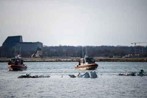 
Sebuah jet penumpang serantau dan helikopter Black Hawk Tentera Amerika bertembung di paras ketinggian antara 91 meter dengan 106 meter di atas Sungai Potomac, berhampiran Lapangan Terbang Nasional Ronald Reagan di Washington, Amerika Syarikat, pada 29 Januari. 