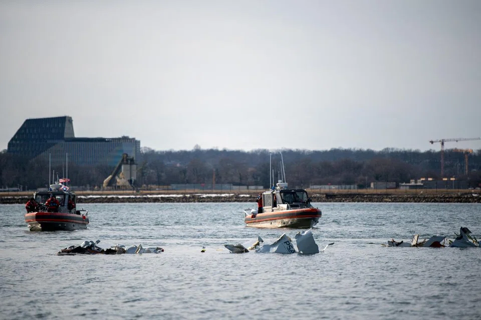 
Sebuah jet penumpang serantau dan helikopter Black Hawk Tentera Amerika bertembung di paras ketinggian antara 91 meter dengan 106 meter di atas Sungai Potomac, berhampiran Lapangan Terbang Nasional Ronald Reagan di Washington, Amerika Syarikat, pada 29 Januari. 