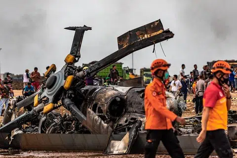 Empat askar terkorban dan lima lain cedera apabila sebuah helikopter terhempas ketika dalam latihan penerbangan di Pulau Jawa. 