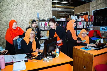 ATUR STRATEGI: Pengurus The Orange Ballroom di Tanjong Katong Complex, Cik Ana Wahyuni Muhammad Rousdy (tiga dari kanan) bersama kakitangannya. - Foto BM oleh ZALEHA ABDUL KADER