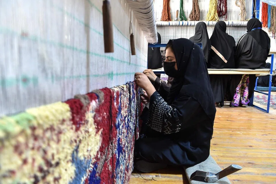 Wanita Afghanistan bekerja di sebuah kilang pembuatan permaidani di daerah Nahr-e-Shahi, wilayah Balkh, pada 6 Julai 2026. Pertubuhan Bangsa-Bangsa Bersatu (PBB) menyatakan Afghanistan memerlukan sumbangan serta bakat wanita dan lelaki bagi menangani pelbagai cabaran besar ketika negara itu berdepan krisis kemanusiaan yang serius serta kepulangan berjuta-juta rakyatnya.
