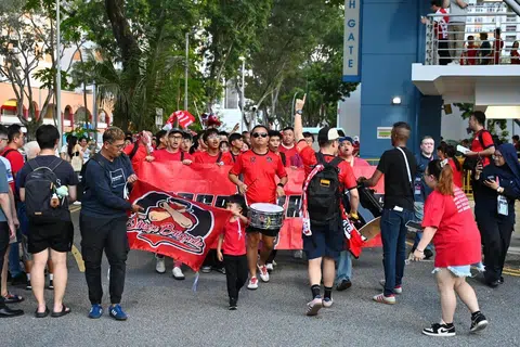 Penyokong Singa tiba awal dan bersemangat di Stadium Jalan Besar untuk memberikan sokongan padu yang tidak berbelah bahagi kepada skuad kebangsaan dalam perlawanan persahabatan mereka menentang China pada 5 Jun.