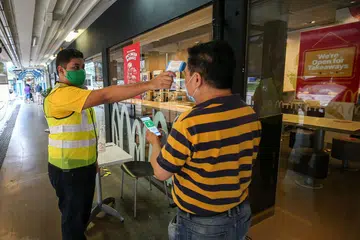 JEJAK KONTAK: Oleh kerana semakin banyak aktiviti dan perkhidmatan dimulakan semula secara beransur-ansur selepas tempoh pemutus litar, adalah penting bahawa usaha untuk mencegah dan mengawal penularan COVID-19 seperti menjejak kontak dan mengenal pasti kelompok COVID-19 dapat dilakukan dengan cepat untuk mengehadkan risiko penularan selanjutnya dalam masyarakat. - Foto CMG