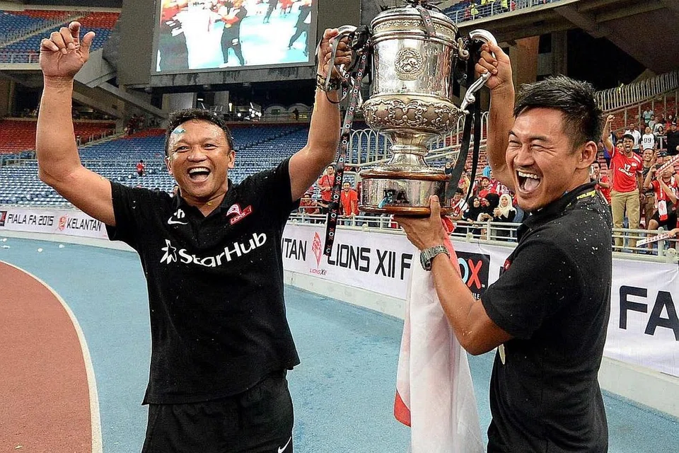 GILAP BAKAT MUDA: Nazri bersama Fandi Ahmad semasa meraikan kejayaan pasukan LionsXII menjuarai Piala FA Malaysia pada 2015) berazam membantu pemain-pemain muda skuad pembangunan negara menjadi pemain nasional suatu hari nanti. - Foto-foto fail