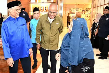 Menteri Bertanggungjawab bagi Ehwal Masyarakat Islam, Encik Masagos Zulkifli Masagos Mohamad (paling kiri) berinteraksi dengan jemaah haji (dari kanan) Cik Fazilah Md Daud dan Encik Muhammad Taib Asmori pada 10 Mei. Encik Masagos ditemani (dari kiri, terselindung) Ketua Eksekutif Majlis Ugama Islam Singapura (Muis), Encik Kadir Maideen dan Presiden Muis, Encik Mohd Sa’at Abdul Rahman.