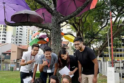 'MERIAHKAN' INSTAGRAM: Encik Yafiq Yusman (berdiri, dua dari kiri) gemar menganjurkan pertemuan penggiat Instagram atau 'InstaMeet' seperti di Little India baru-baru ini bagi menyatukan idea kreatif yang boleh dijana melalui seni fotografi Instagram. Bersamanya ialah sekumpulan pelajar pengurusan seni di Maktab Seni Lasalle yang menyelaras acara Artwalk Little India sempena Minggu Seni Singapura. - Foto M.O. SALLEH