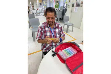 LEBIH TERJAGA: Encik Abdul Rahman menggunakan MediPouch untuk menjaga pengambilan ubatnya dengan lebih mudah dan teratur. - Foto CDC NORTH WEST