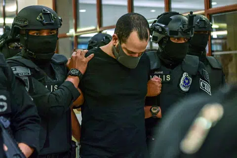 Lelaki warga Israel, Avitan Shalom, yang ditahan memiliki enam pucuk pistol dan 200 butir peluru di sebuah hotel di sini pada Mac, didakwa atas tuduhan senjata api di Mahkamah Sesyen Kuala Lumpur pada pagi 12 April.