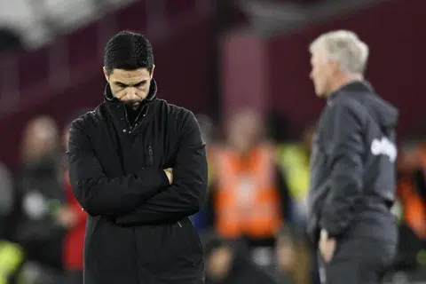 PERLU PANDANG HADAPAN: Mikel Arteta (kiri) kini perlu mengingatkan para pemain agar memandang ke hadapan selepas tewas kepada West Ham dan tersingkir daripada Piala Carabao dan akan menentang pula Newcastle pada pagi Ahad.