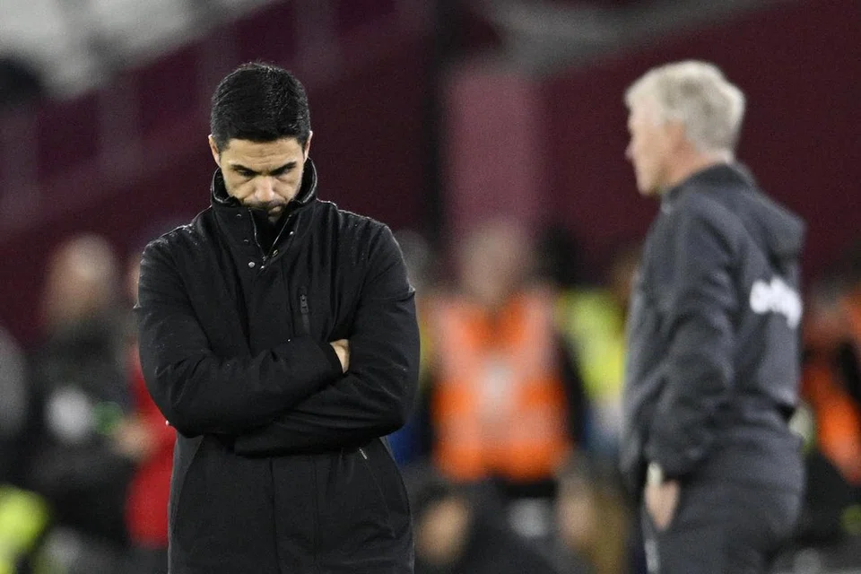 PERLU PANDANG HADAPAN: Mikel Arteta (kiri) kini perlu mengingatkan para pemain agar memandang ke hadapan selepas tewas kepada West Ham dan tersingkir daripada Piala Carabao dan akan menentang pula Newcastle pada pagi Ahad.