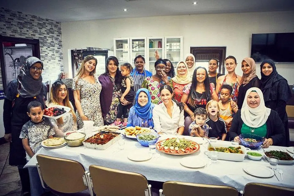 BERI SOKONGAN: Meghan bergambar bersama sekumpulan wanita di dapur Pusat Warisan Budaya Muslim Al Manaar di London Barat selepas kejadian kebakaran di Grenfell Tower.