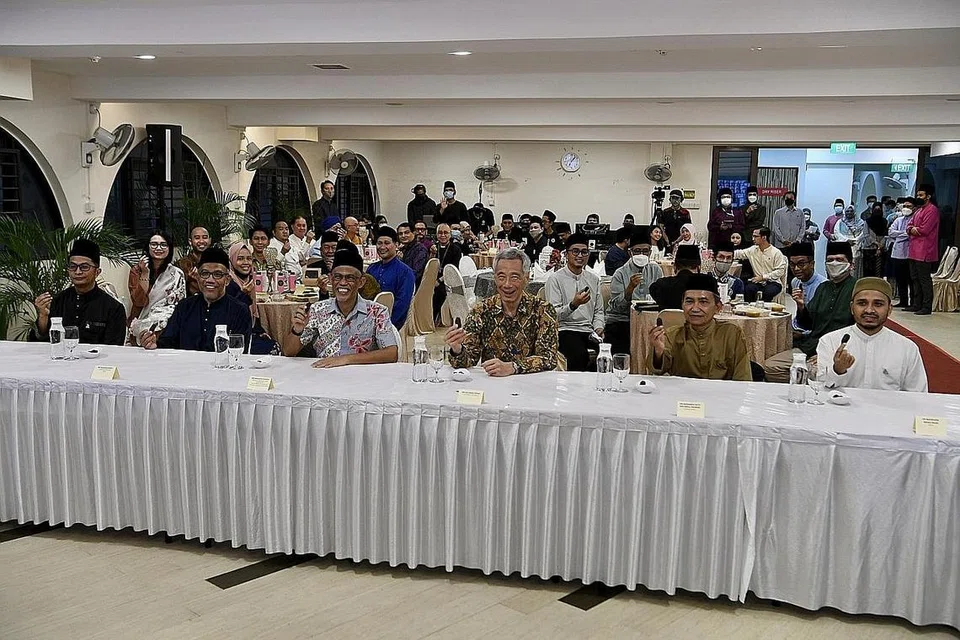 IFTAR BERSAMA: (Dari kiri) Pengerusi eksekutif Masjid Al-Muttaqin, Encik Mohd Fairus Abd Manaf; Dr Albakri; Encik Masagos; Encik Lee; Encik Saat; dan Dr Nazirudin menghadiri acara berbuka puasa secara hibrid di Masjid Al-Muttaqin semalam. - Foto BH oleh DESMOND FOO