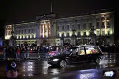 TIBA DI LONDON: Kereta mayat yang membawa jasad Ratu Elizabeth II tiba di Istana Buckingham, selepas diterbangkan dari Scotland. Ratu Elizabeth meninggal dunia pada usia 96 tahun, di Istana Balmoral, Scotland, pada 8 September lalu. - Foto REUTERS