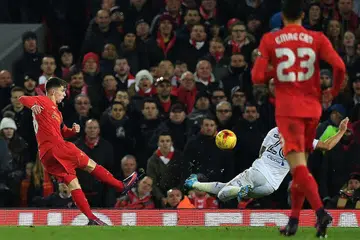 REMBATAN BERSEJARAH: Penyerang remaja Liverpool, Ben Woodburn (kiri), menjaringkan gol sulungnya semasa membantu kelabnya itu mara ke separuh akhir Piala Liga England dinihari semalam. - Foto AFP