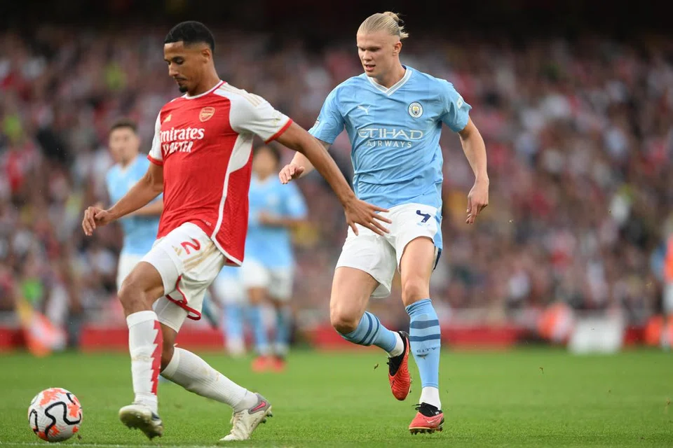 DIKAWAL: Pemain pertahanan Arsenal, William Saliba (jersi merah) menghalang penyerang Manchester City, Erling Haarland. City hanya dapat melakukan empat percubaan terhadap gawang Arsenal.