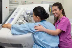 PERLU PERIKSA: Selain menjalani amalan gaya hidup sihat, penting bagi kaum Hawa menjalani pemeriksaan mamogram dalam usaha mengesan barah buah dada sebelum sebarang tanda terbentuk. - Foto CGH