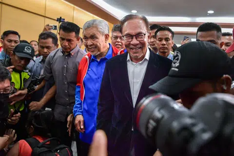 SOKONGAN: Perdana Menteri yang juga Presiden Pakatan Harapan, Datuk Seri Anwar Ibrahim (tengah), dan Timbalan Perdana Menteri merangkap Pengerusi Barisan Nasional (BN), Datuk Seri Dr Ahmad Zahid Hamidi tiba di Pusat Dagangan Dunia (WTC) Kuala Lumpur.