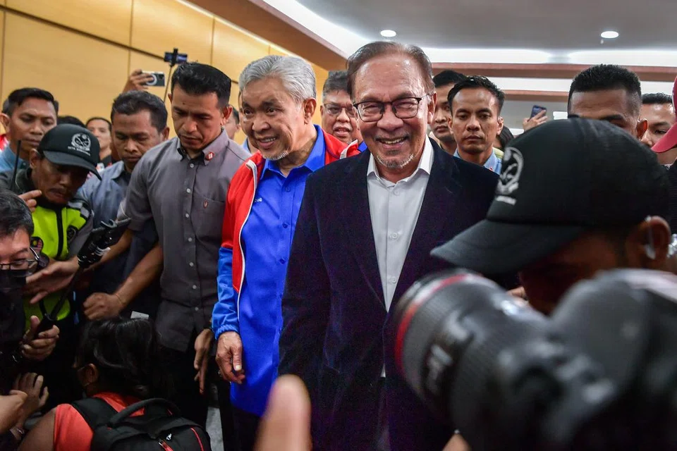 SOKONGAN: Perdana Menteri yang juga Presiden Pakatan Harapan, Datuk Seri Anwar Ibrahim (tengah), dan Timbalan Perdana Menteri merangkap Pengerusi Barisan Nasional (BN), Datuk Seri Dr Ahmad Zahid Hamidi tiba di Pusat Dagangan Dunia (WTC) Kuala Lumpur.