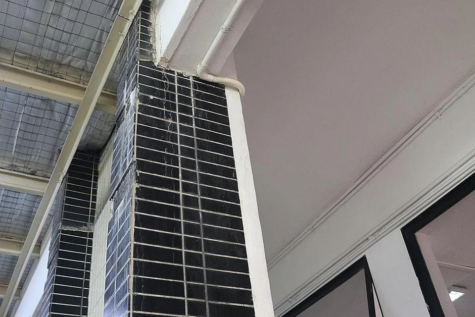 BUMBUNG MASJID YANG DIMASUKI AIR: Bahagian bumbung yang sudah usang dan sering bocor dimasuki air apabila hujan turun, ini menyebabkan ruangan dewan menjadi basah. - Foto-foto MASJID DARUL MAKMUR