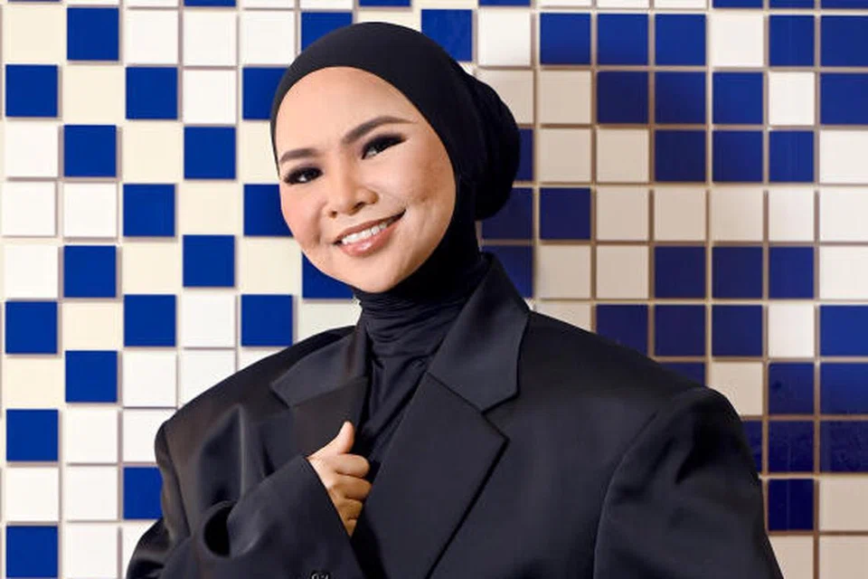 BERBEKAL DOA IBU: Aina Abdul mengecapi jaya berkat usaha, disiplin, semangat tidak mudah tewas dan doa ibunya yang tidak pernah putus.