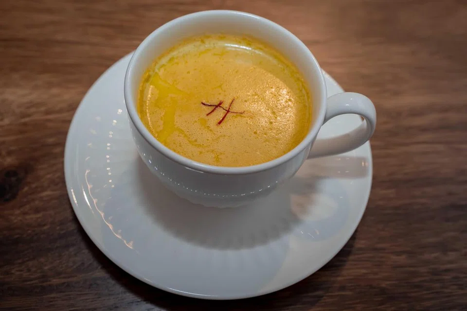 Susu badam yang dibuat sendiri, dijual pada harga $6. 