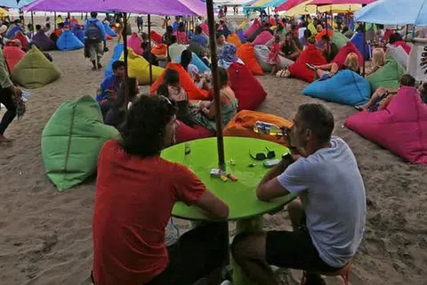 LARANGAN JUAL ALKOHOL: Larangan ke atas kedai serbaneka dan juga peruncit kecil daripada menjual minuman beralkohol kini menimbulkan keprihatinan kerana dikhuatiri menjejas kedatangan pelancong seperti di Bali. - Foto REUTERS