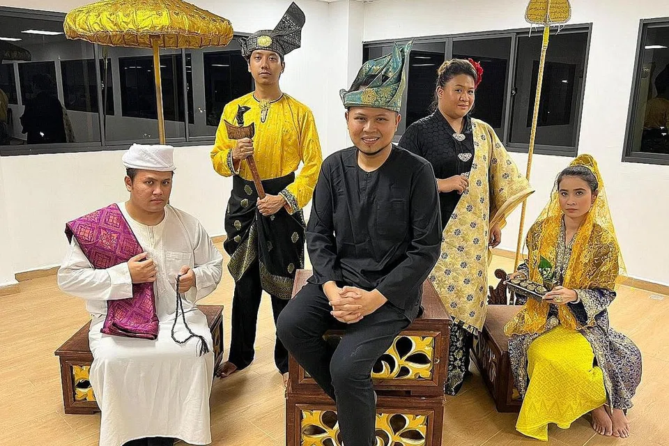 BUAT RENUNGAN GENERASI MUDA: Raja Hamzah Raja Zulkifli (tengah) dan adiknya, Raja Siti Nurhudah (dua dari kanan) menyingkap kisah datuk moyang mereka, Engku Puteri Raja Hamidah dalam bangsawan 'Rintihan Engku Puteri' di Taman Warisan Melayu esok. Bersama mereka adalah (dari kiri) pelakon Fadzlee Sufri, Hazim Saini dan Azzy Mozerin (kanan). - Foto VARIASI PERFORMING ARTS