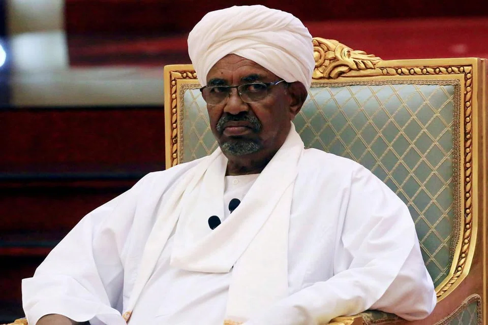 WANITA WAJA: Wanita Sudan, termasuk Cik Kandaka, di barisan depan bantahan yang membawa kepada penyingkiran Presiden Omar al-Bashir (atas). - Foto REUTERS
