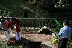 Ramai yang datang dan melawat lokasi penemuan mayat kembar lelaki berusia 11 tahun, iaitu sebuah longkang besar berhampiran dengan taman permainan Greenridge Crescent, di sekitar Upper Bukit Timah. 