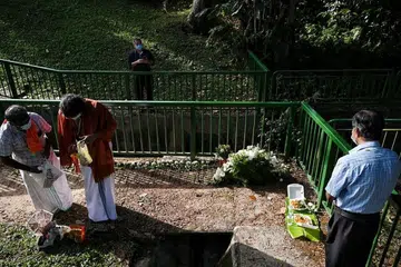 Ramai yang datang dan melawat lokasi penemuan mayat kembar lelaki berusia 11 tahun, iaitu sebuah longkang besar berhampiran dengan taman permainan Greenridge Crescent, di sekitar Upper Bukit Timah. 