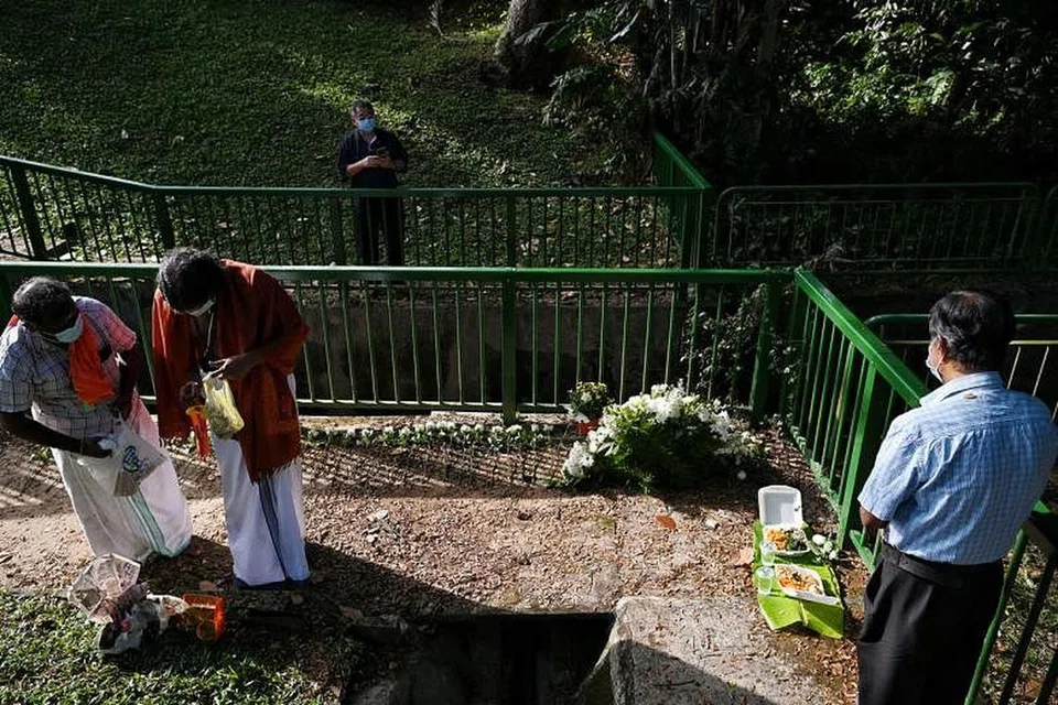 Ramai yang datang dan melawat lokasi penemuan mayat kembar lelaki berusia 11 tahun, iaitu sebuah longkang besar berhampiran dengan taman permainan Greenridge Crescent, di sekitar Upper Bukit Timah. 