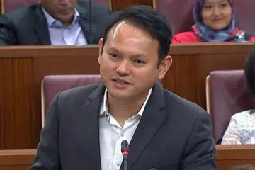 MAHUKAN PENCERAHAN: Encik Zaqy antara lain mengemukakan pelbagai soalan menyentuh peranan Jawatankuasa Menteri, kemungkinan berlaku konflik kepentingan antara firma guaman Cik Lee Suet Fern, isteri Encik Lee Hsien Yang, dalam isu Surat Ikatan Hadiah dengan Lembaga Warisan Negara (NHB). Cik Lee juga merupakan anggota Lembaga NHB. - Foto tangkap layar