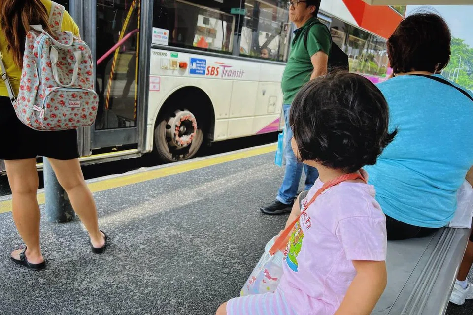 SABAR NAK: Anak penulis, Sofya Nayla Harith Redzuan, dilatih bersikap sabar semasa menunggu bas di perhentian bas.