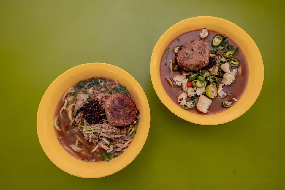 SELAMAT DATANG WARONG PAK SAPARI: Mi soto (kiri) dan mi rebus (kanan) oleh gerai Selamat Datang Warong Pak Sapari bermula daripada $4, tidak termasuk bergedel. Hidangan ini kerap habis dijual menjelang 2 petang.