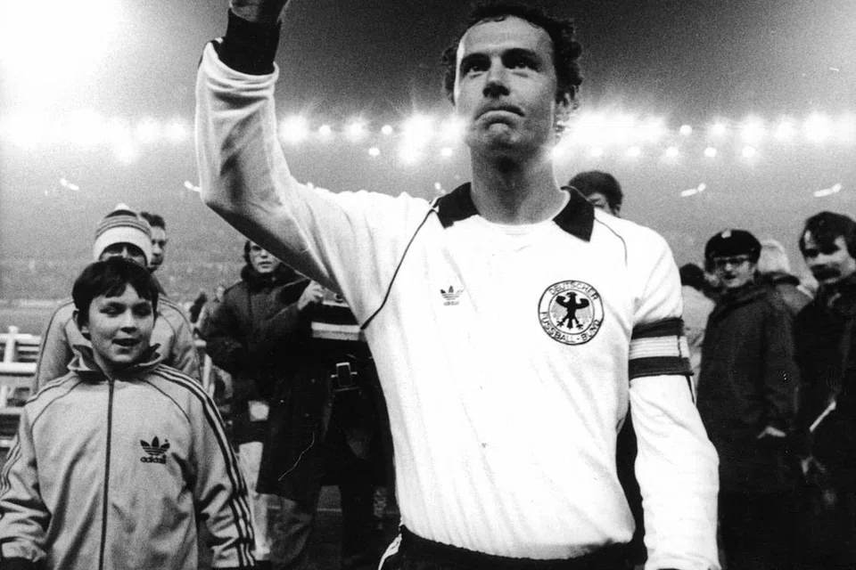 ANGGOTA GENERASI EMAS BOLA SEPAK: Mendiang Franz Beckenbauer dianggap sebagai antara pemain terhebat generasinya bersama legenda bola sepak Sir Bobby Moore, Sir Bobby Charlton, Pele dan Johann Cryuff.