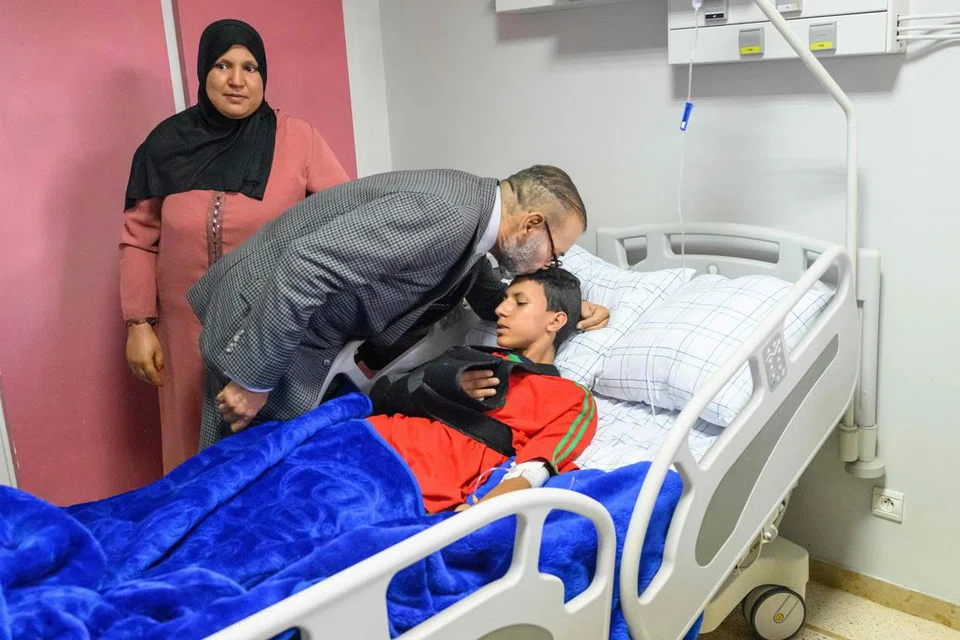 PEMIMPIN NEGARA DAN AGAMA: Raja Mohammed VI menderma darah di hospital sebuah universiti di Marrakesh apabila beliau menziarahi mangsa gempa bumi di Maghribi. Beliau berada di Paris ketika gempa melanda  pada 12 September  2023. 