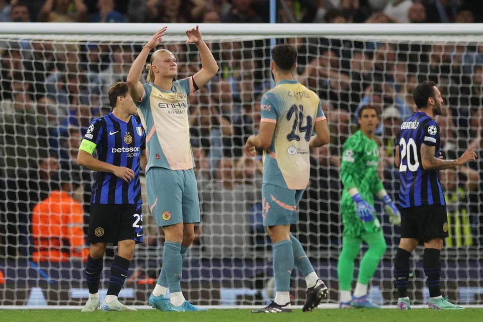 Penyerang Manchester City, Erling Haaland (dua dari kiri), kelihatan kecewa selepas gagal menjaringkan gol ketika menentang Inter Milan.