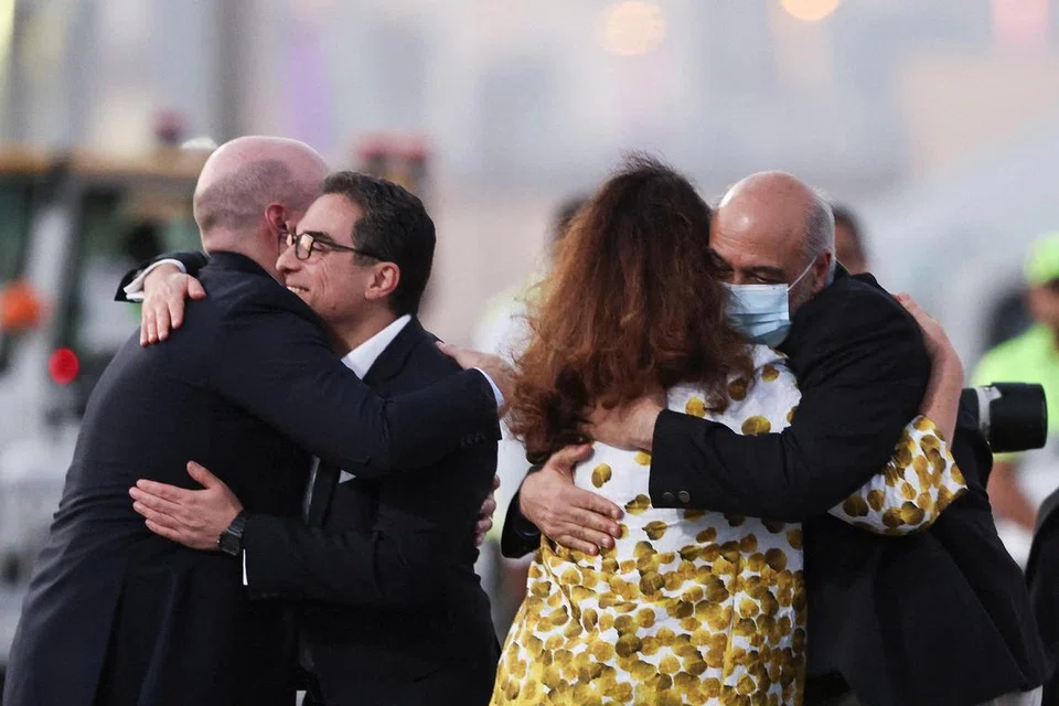 PERTUKARAN TAHANAN: Encik Siamak Namazi (kiri) and Encik Morad Tahbaz, yang dibebaskan hasil perjanjian pertukaran tahanan antara Amerika Syarikat dengan Iran, tiba di Lapangan Terbang Doha, Qatar, sebelum berangkat pulang ke Amerika. 