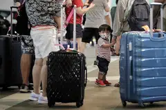 TURUN KAPAL: Penumpang kapal pelayaran World Dream kendalian Dream Cruises yang dibenar pulang ke rumah perlu pantau kesihatan selama 14 hari. - Foto BH oleh GAVIN FOO