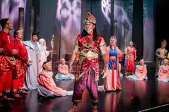 Paduka Sri Wikrama Wira, lakonan Wan Ahmad atau Riduan Ahmad (tengah), merupakan raja kedua yang menduduki takhta kerajaan Singapura antara 1347 dengan 1362.