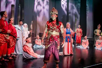 Paduka Sri Wikrama Wira, lakonan Wan Ahmad atau Riduan Ahmad (tengah), merupakan raja kedua yang menduduki takhta kerajaan Singapura antara 1347 dengan 1362.