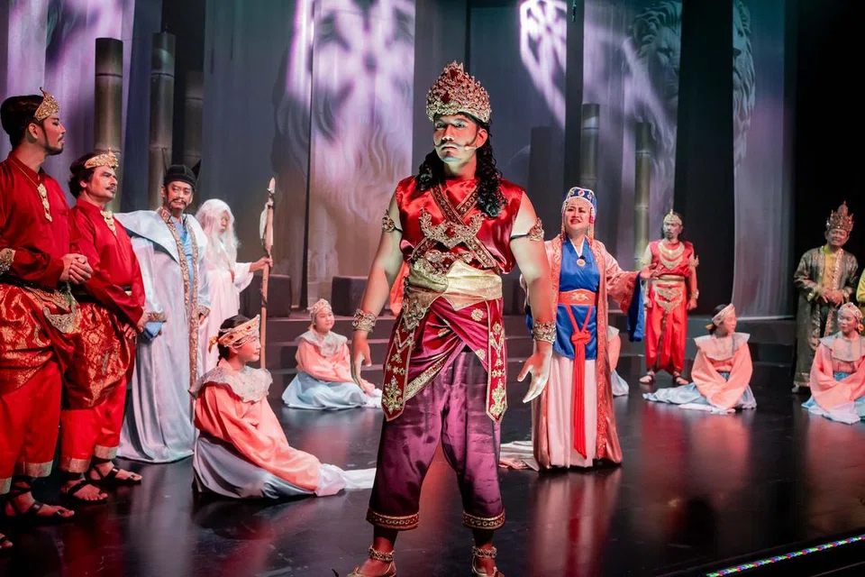 Paduka Sri Wikrama Wira, lakonan Wan Ahmad atau Riduan Ahmad (tengah), merupakan raja kedua yang menduduki takhta kerajaan Singapura antara 1347 dengan 1362.