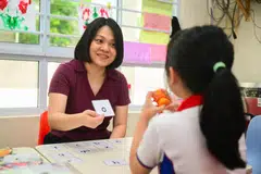 Pendidik Sokongan Pembelajaran, Cik Annie Lim, mengajar murid di PCF Sparkletots @ Braddell Heights pada 3 September.